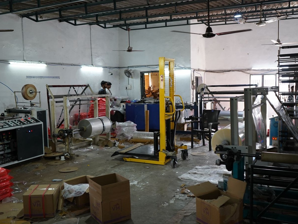 Packaging machine setup and factory team member